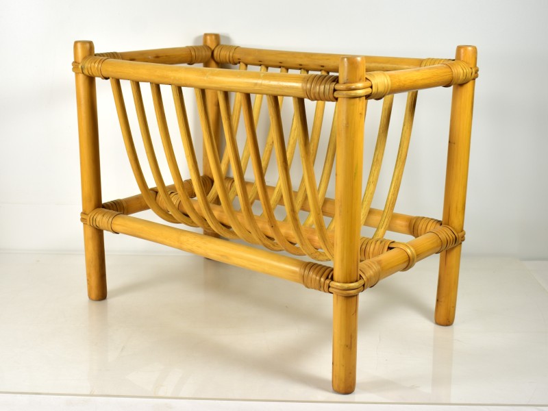 Set van 3 rotan bijzettafels en krantenrek.