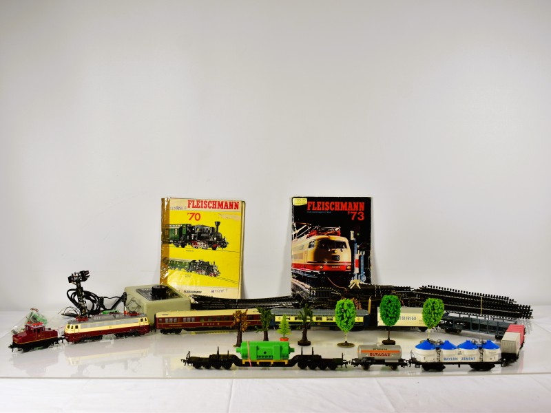 Fleischmann HO modeltrein lot met locomotieven, wagons, rails en transformator.