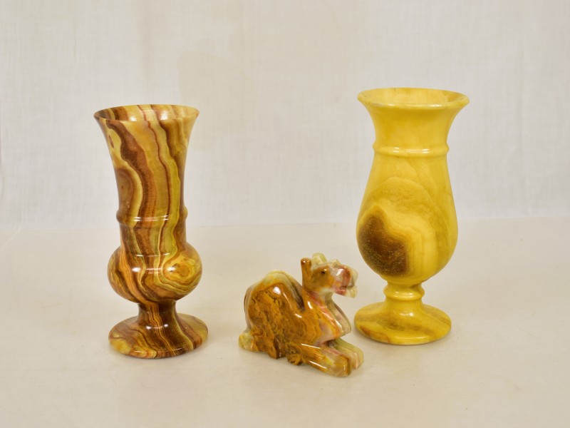 Set van twee onyx vazen en kameelbeeldje.