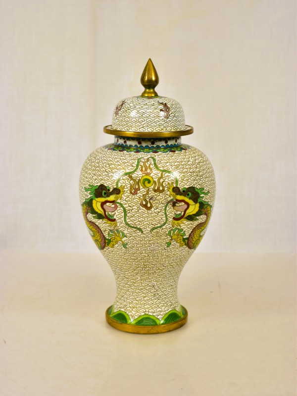Chinese cloisonné dekselvaas met draken.