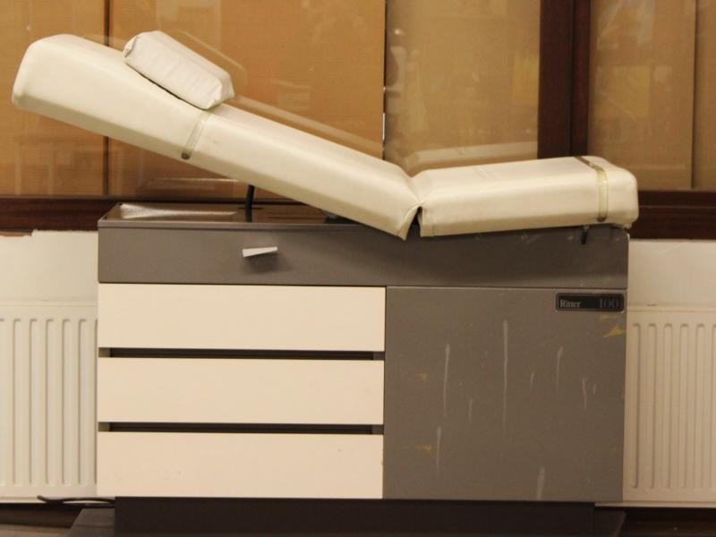 Ritter 100 medische onderzoekstafel met lades, verstelbaar ligvlak en ingebouwd verlengsnoer