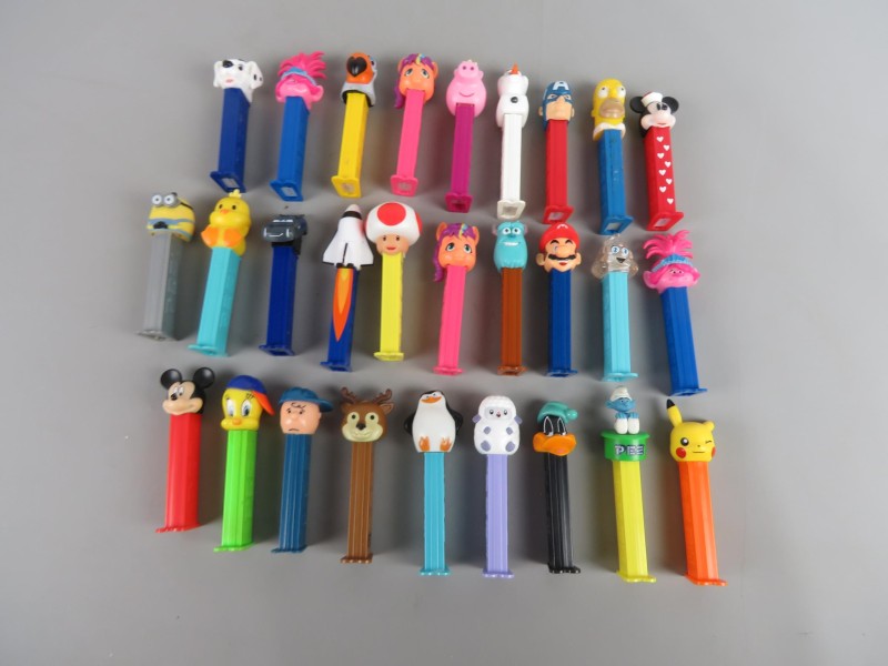 28 PEZ-dispensers