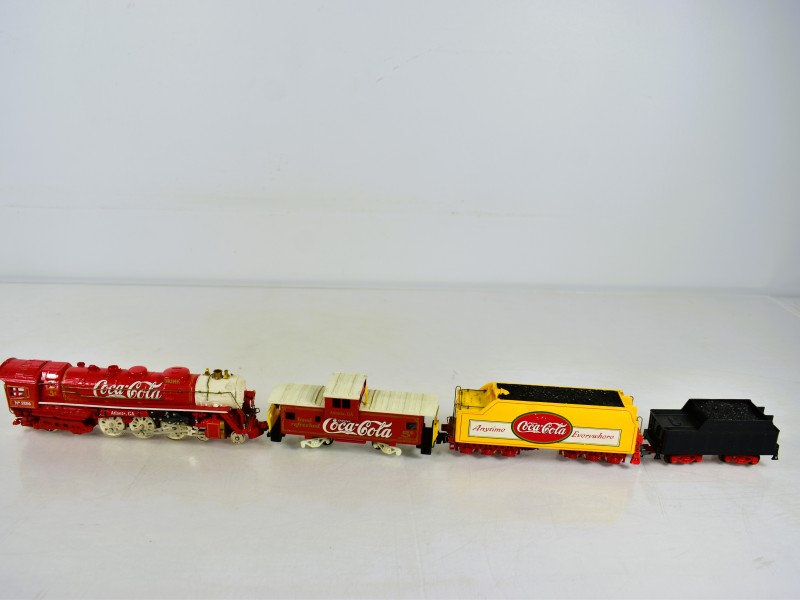 Coca-Cola modeltrein met wagons, decoratief verzamelobject.