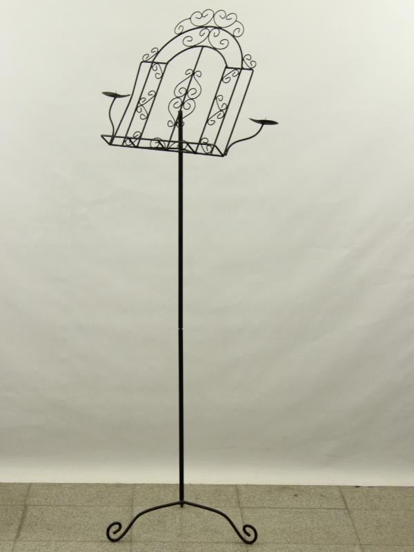 Sierlijke metalen muziekstandaard met kaarshouders