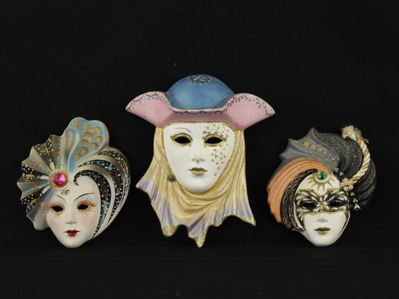 Set van 3 rijk versierde  keramische decoratieve Venitiaanse wandmaskers
