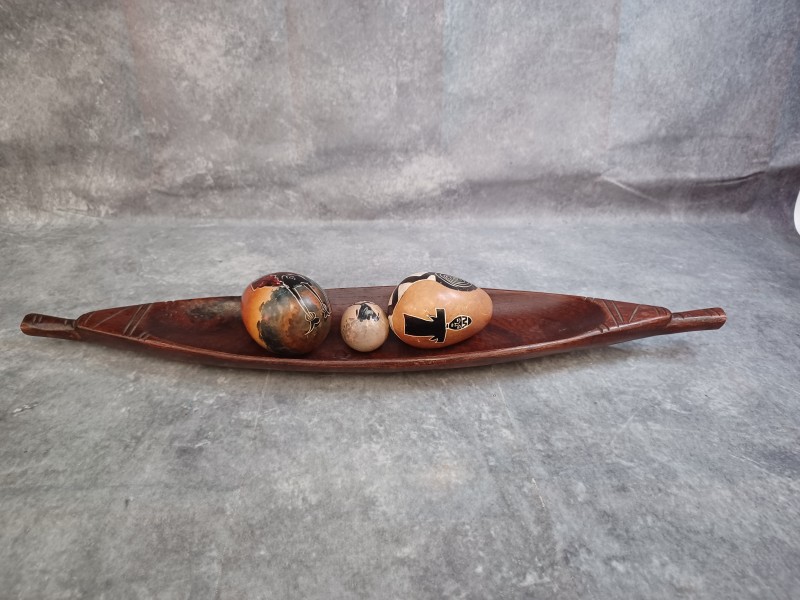 Handgesneden Afrikaanse speksteen eieren in houten presentatieschaal