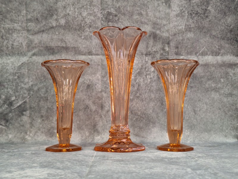 set van 3 Art Deco vazen ‘Americain’ – Val Saint Lambert Luxval – roze/zalmkleurig persglas (jaren 30)