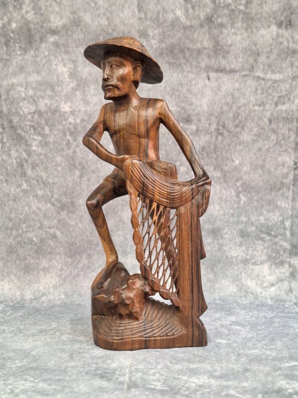 Balinees houten beeld van visser met net - Indonesië, ca. 1950–1970