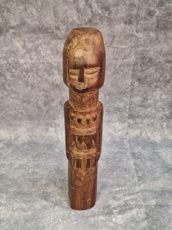 Handgesneden houten figuur in de stijl van Natungram (West-Bengalen)