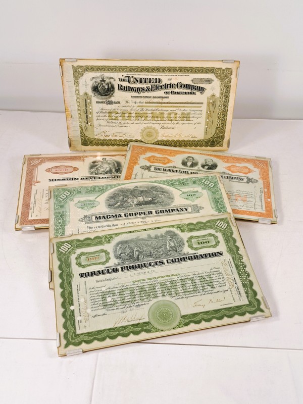 Set van 5 ingelijste Amerikaanse aandelenbewijzen (stock certificates), midden 20e eeuw.