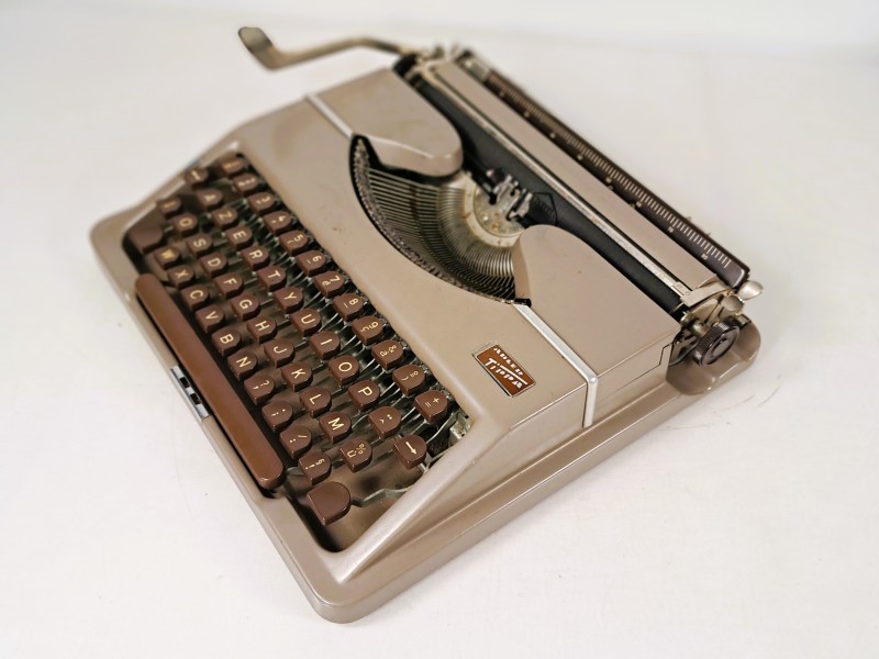 Adler Tippa draagbare typemachine met koffer – jaren 1950.