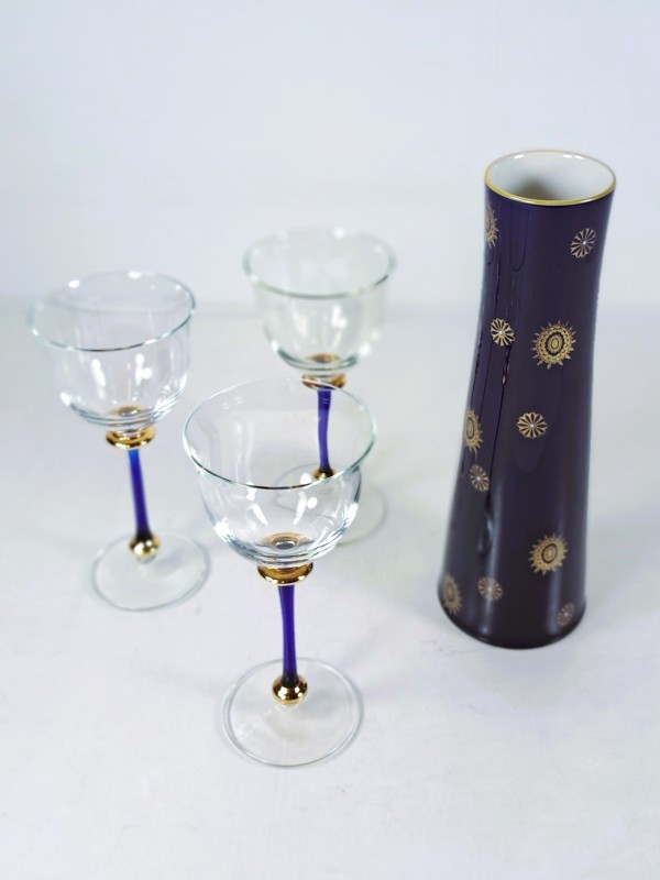 Set van 3 wijnglazen en vaas in kobaltblauw glas met gouddecor.