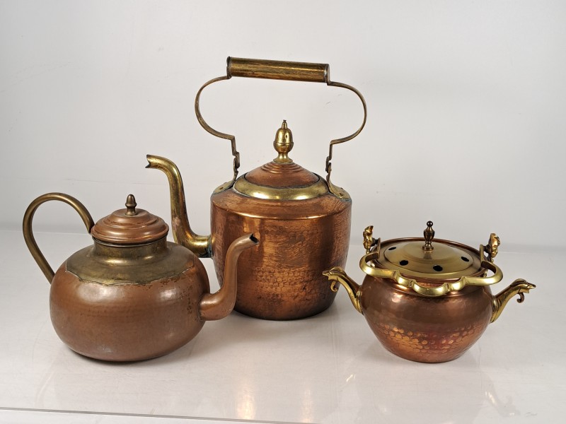 Set van drie antieke koperen theepotten en ketels.