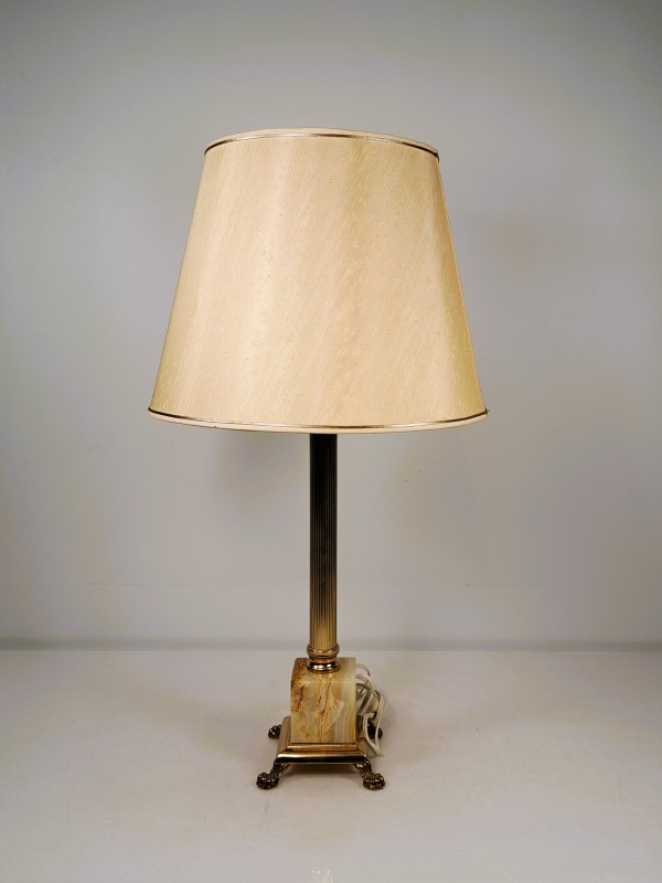 Vintage tafellamp met onyx voet en messing details.