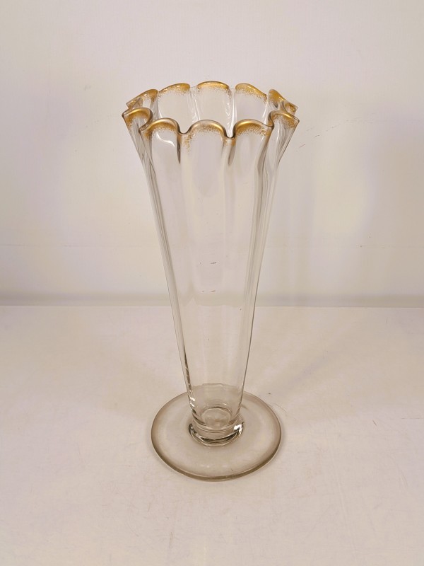Vintage glazen vaas met goudkleurige rand.