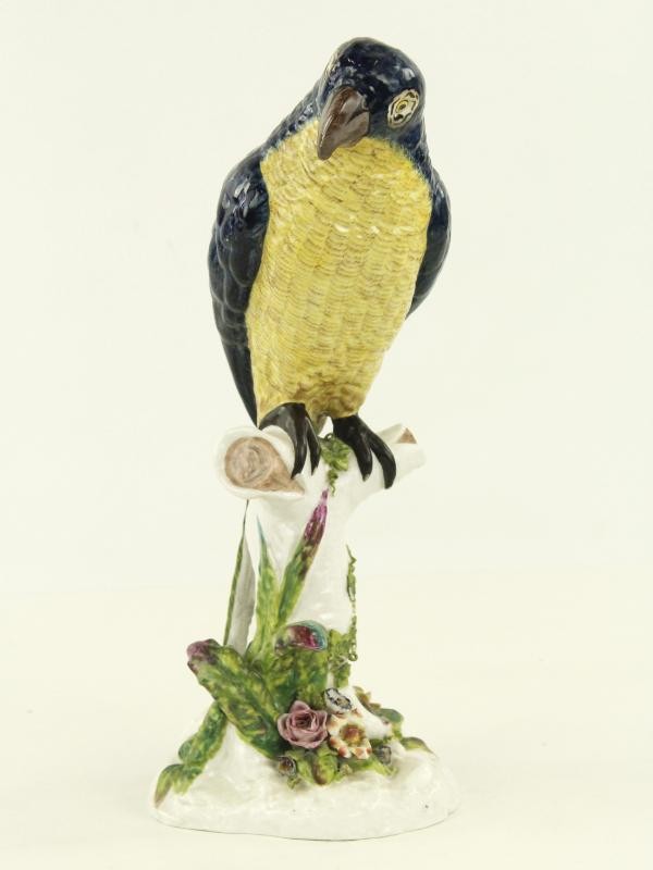 Kleurrijk keramieken beeld van papegaai op florale tak gemerkt France