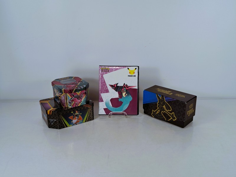 Pokémon Trading Card Game collectie met tins, kaarten en map.