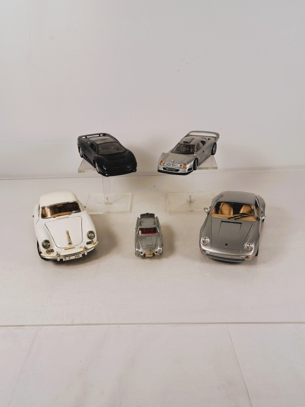 Lot van 5 schaalmodellen Porsche en Mercedes-Benz sportwagens.
