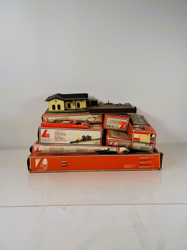 Lima HO modeltrein lot met stationsgebouw en accessoires.
