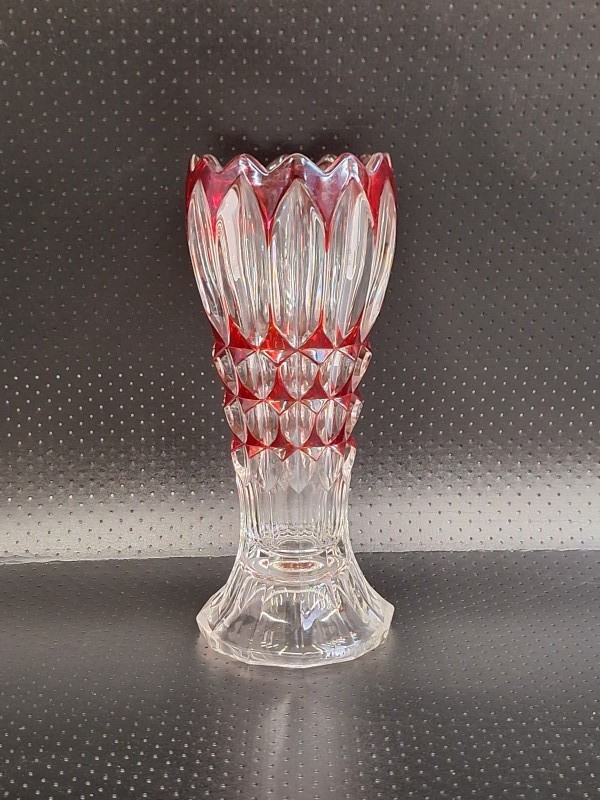 Antieke Boheemse Vaas - Robijnrood Gedubbeld Kristal - Handgeslepen