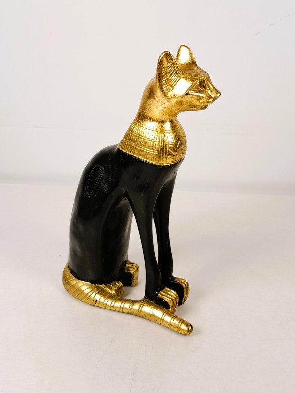Beeld van de Egyptische godin Bastet in zwart en goud.