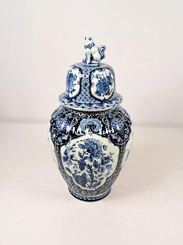 Delfts blauw dekselvaas met hondje – Petrus Regout Maastricht.