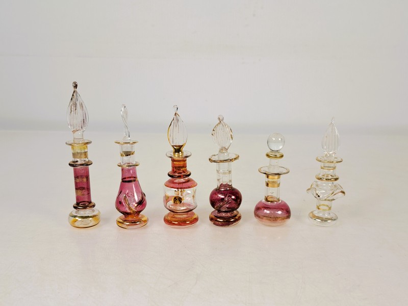 Set miniatuur parfumflesjes van glas met stop.