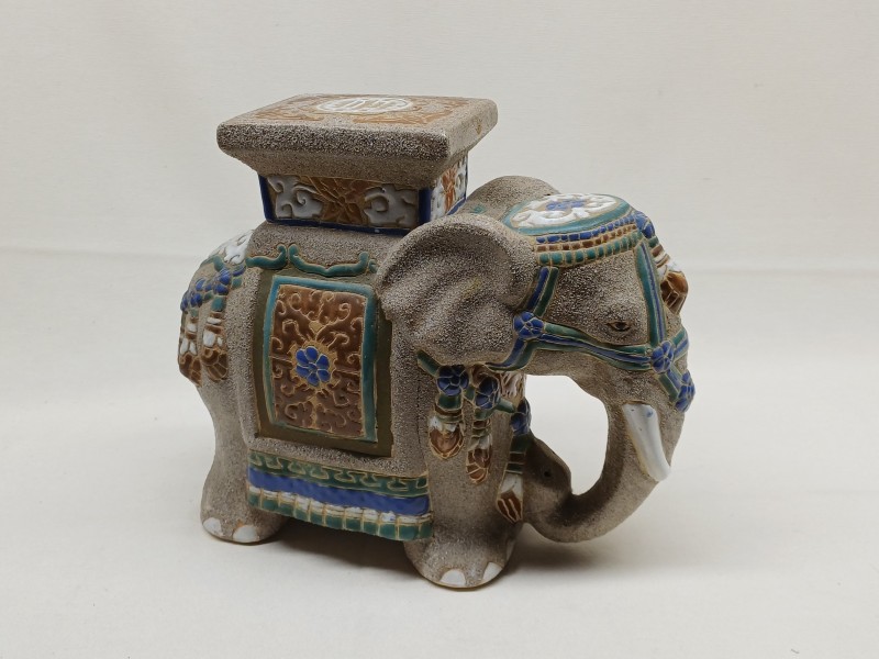 Handgemaakt keramisch olifantje