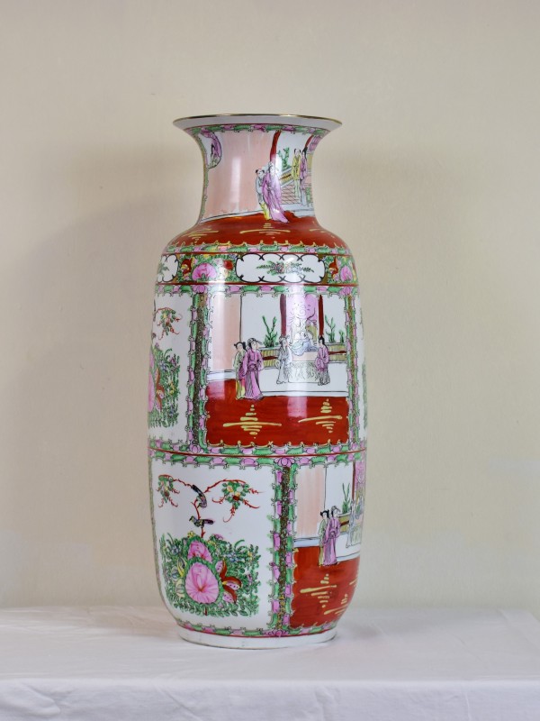 Chinese porseleinen vaas met figuren en bloemen.