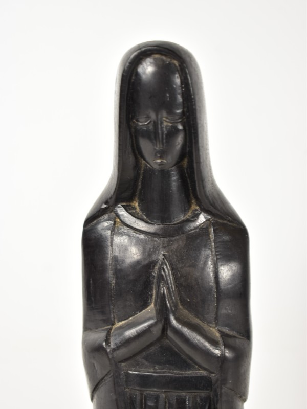 Houten beeld van biddende vrouw / Madonna – handgesneden in tropisch hardhout.