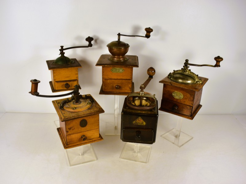 Lot van 5 antieke koffiemolens – Peugeot Frères, Japy Frères, Denes – Frankrijk – ca. 1880-1930.