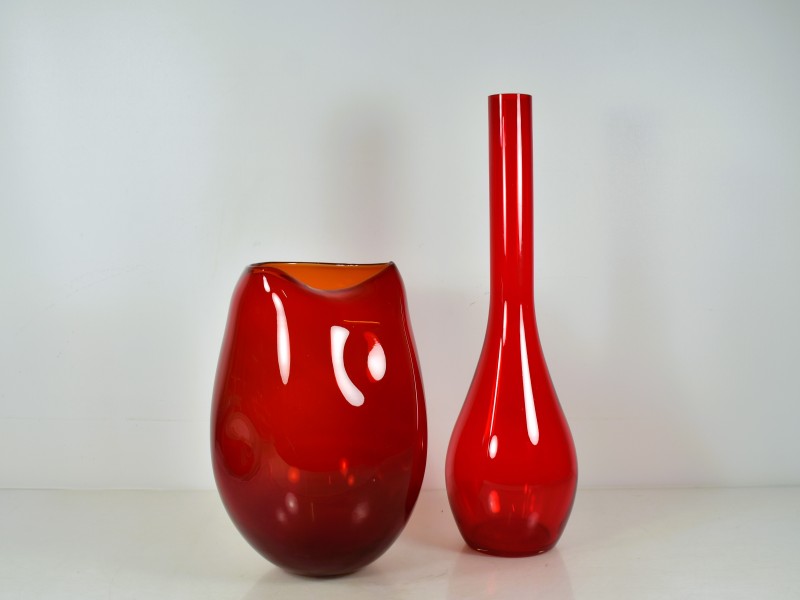 Lot van 2 vintage rode glazen vazen – modernistisch design – ca. 1960-1980.