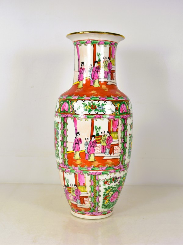 Chinese porseleinen vaas in Canton stijl met figuren en bloemen.