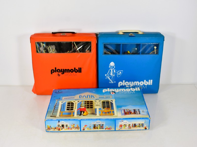 Playmobil System bankgebouw met twee opbergkoffers en accessoires.