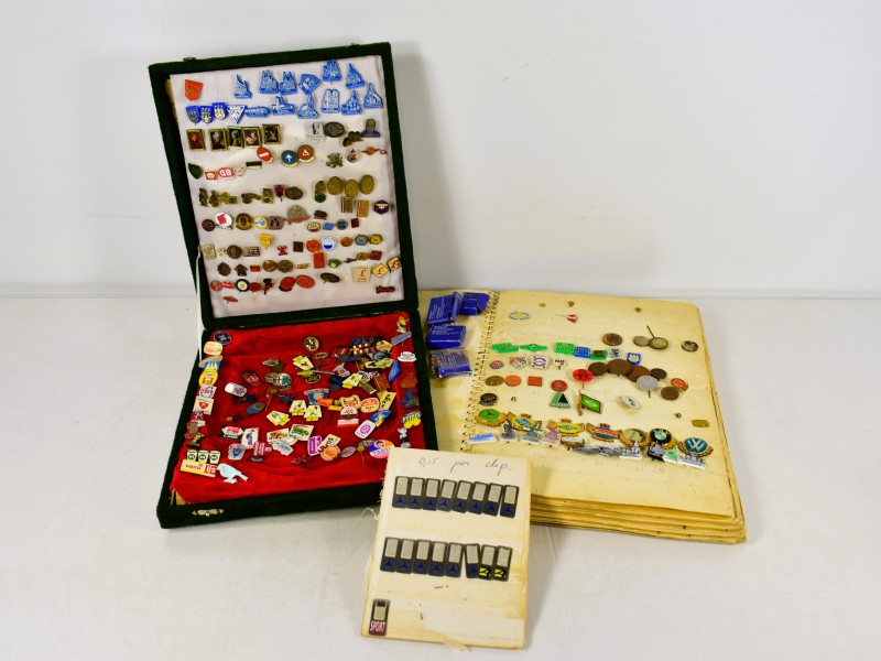 Verzameling vintage pins en badges in display en album, ca. 1950–1990.