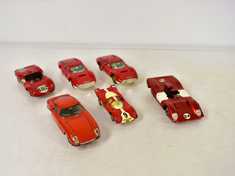 Lot vintage Ferrari modelauto’s – Dinky Toys, Corgi Juniors en Autostile, ca. 1960–1970.