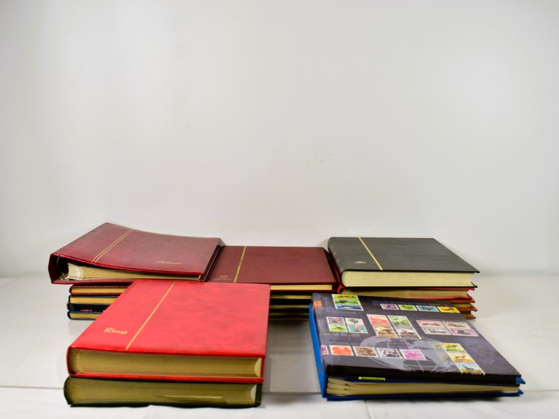 Partij postzegelalbums met diverse internationale postzegels.