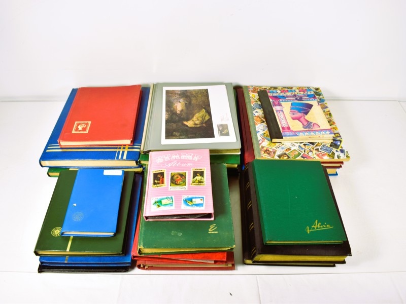 Partij postzegelalbums met internationale postzegelverzameling.