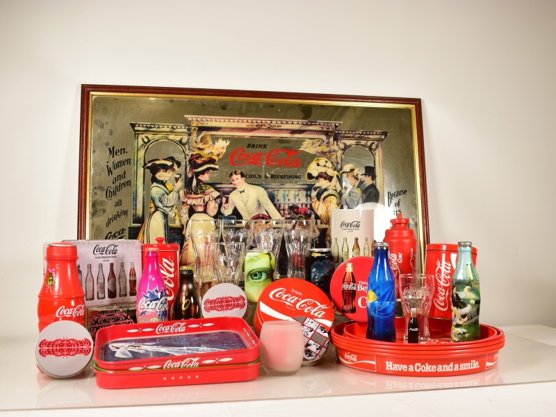 Coca-Cola verzamelset met reclameartikelen en dienbladen.