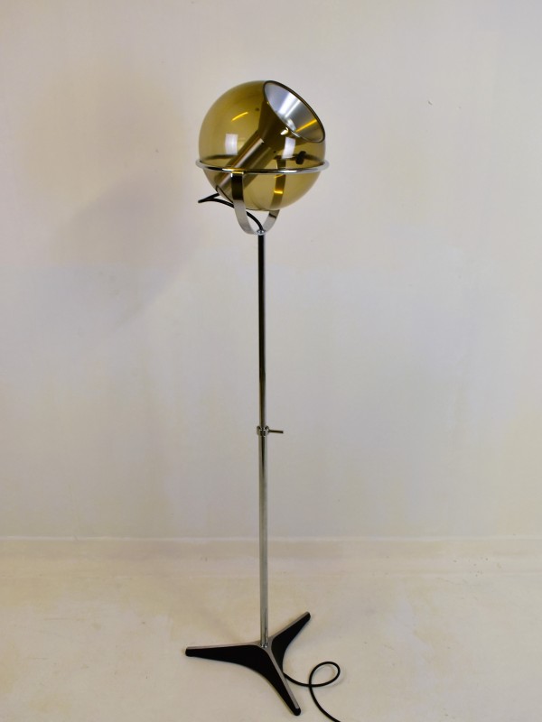 Vintage design vloerlamp met rookglas bol – space age stijl.