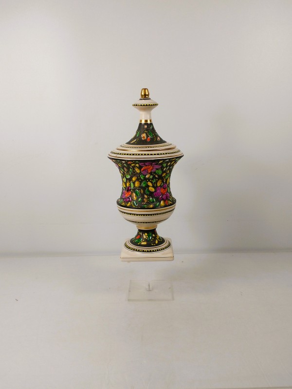 Gedecoreerde porseleinen dekselvaas – H. Bequet, België.