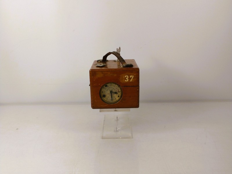 Antieke houten stempelklok “Coulet Standard” met sleutel.