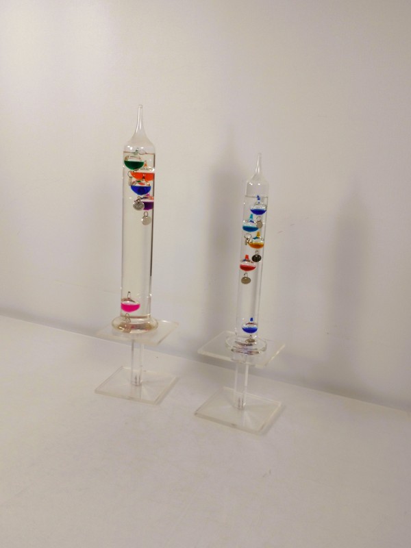 Set van 2 glazen Galileo thermometers met gekleurde druppels.