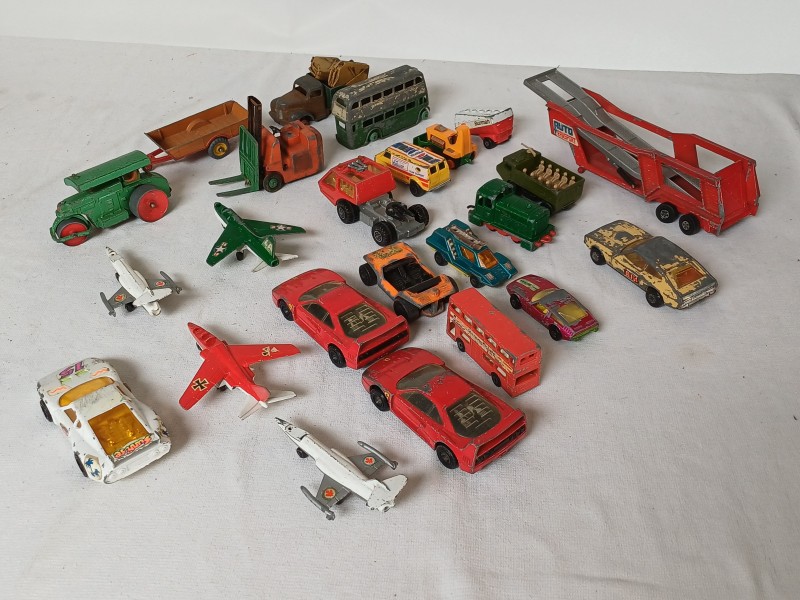 Lot vintage speelgoedauto's en vliegtuigjes
