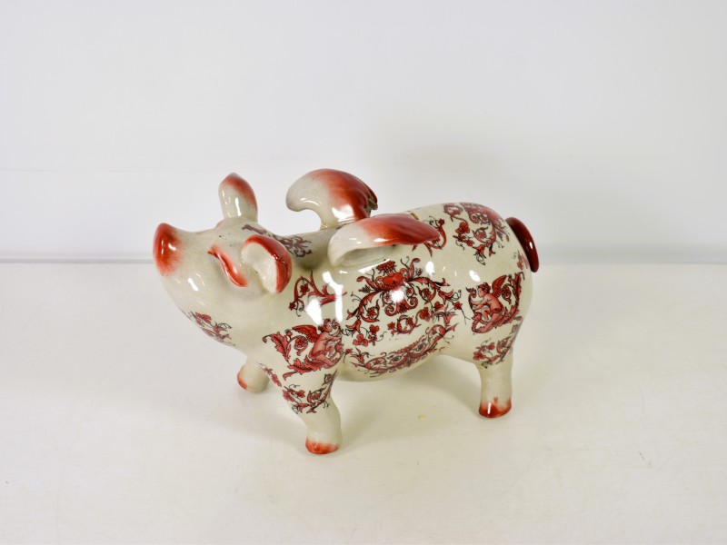 Unieke keramische spaarpot in vorm van varken met rood engeltjesdecor.