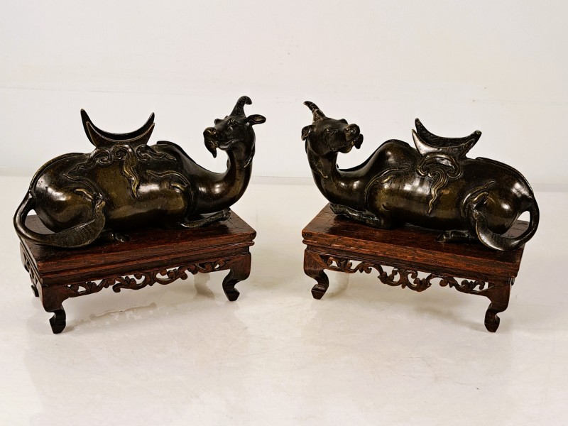 Set van 2 Chinese bronzen qilin figuren op houten sokkel.