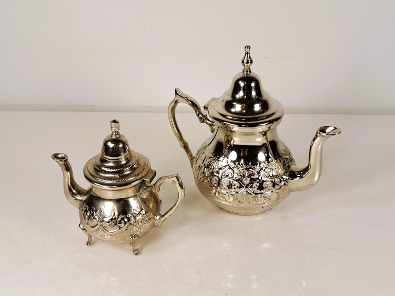 Set van twee theepotten – Royal Boussouf, verzilverd metaal.