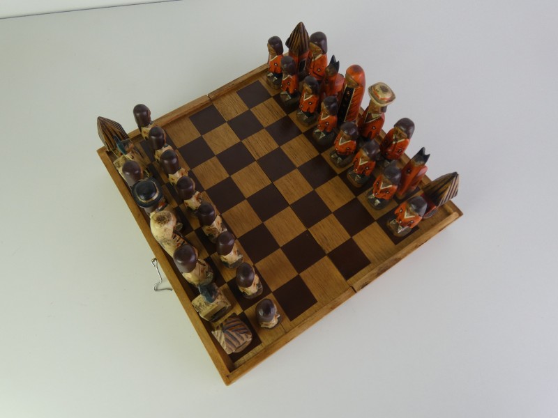 Handgesneden houten schkaakspel - Folk art