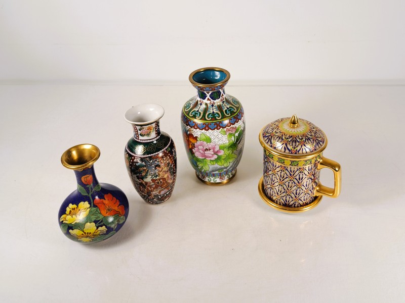 Set van Aziatische vazen en dekselbeker in cloisonné stijl.