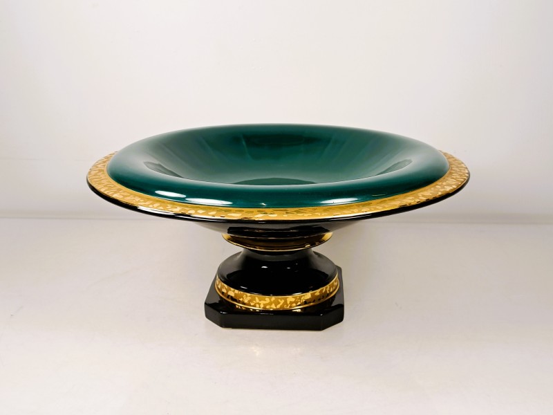 Glazen sierschaal op voet groen en goud Art Deco stijl.